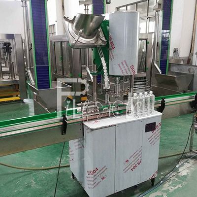 Plastikowa / PET zakręcana maszyna do zamykania butelek ze stali nierdzewnej i dużą prędkością