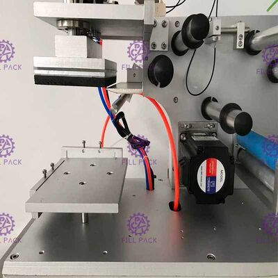 Kwadratowa płaska maszyna do etykietowania butelek 2000BPH Słoiki Samoprzylepna naklejka Półautomatyczna