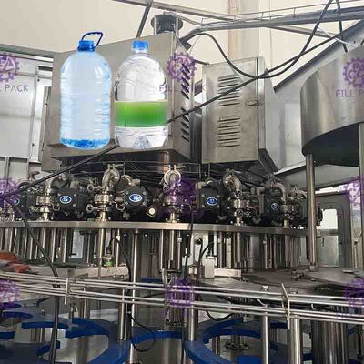 Sterowanie PLC Wysoka prędkość Automatyczna maszyna do napełniania wodą do butelki z tworzywa sztucznego / PET