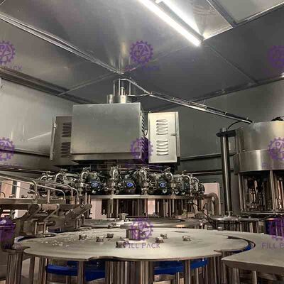 Wysokowydajna instalacja do napełniania wodą pitną Plastikowa butelka Pionowa maszyna do napełniania