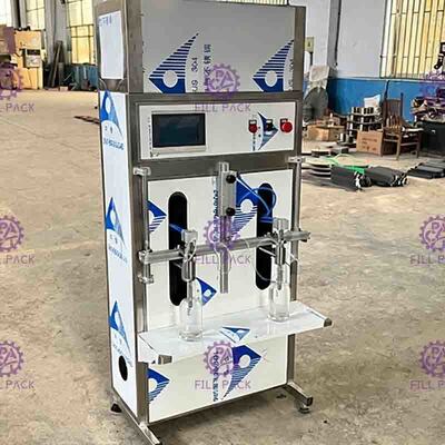 Półautomatyczna maszyna do napełniania soków Liniowe płynne plastikowe butelki Woda mineralna