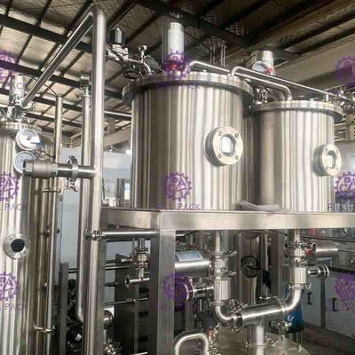 Automatyczna linia do produkcji napojów bezalkoholowych Wysokowydajna mieszanka dwutlenku węgla sodowego 6000L / H