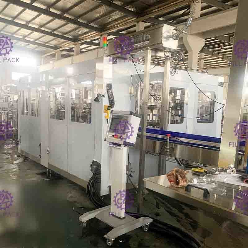 15000BPH 3 w 1 Monoblok Czysta butelka PET do picia Maszyna do napełniania wodą Sprzęt do produkcji Stal nierdzewna 304